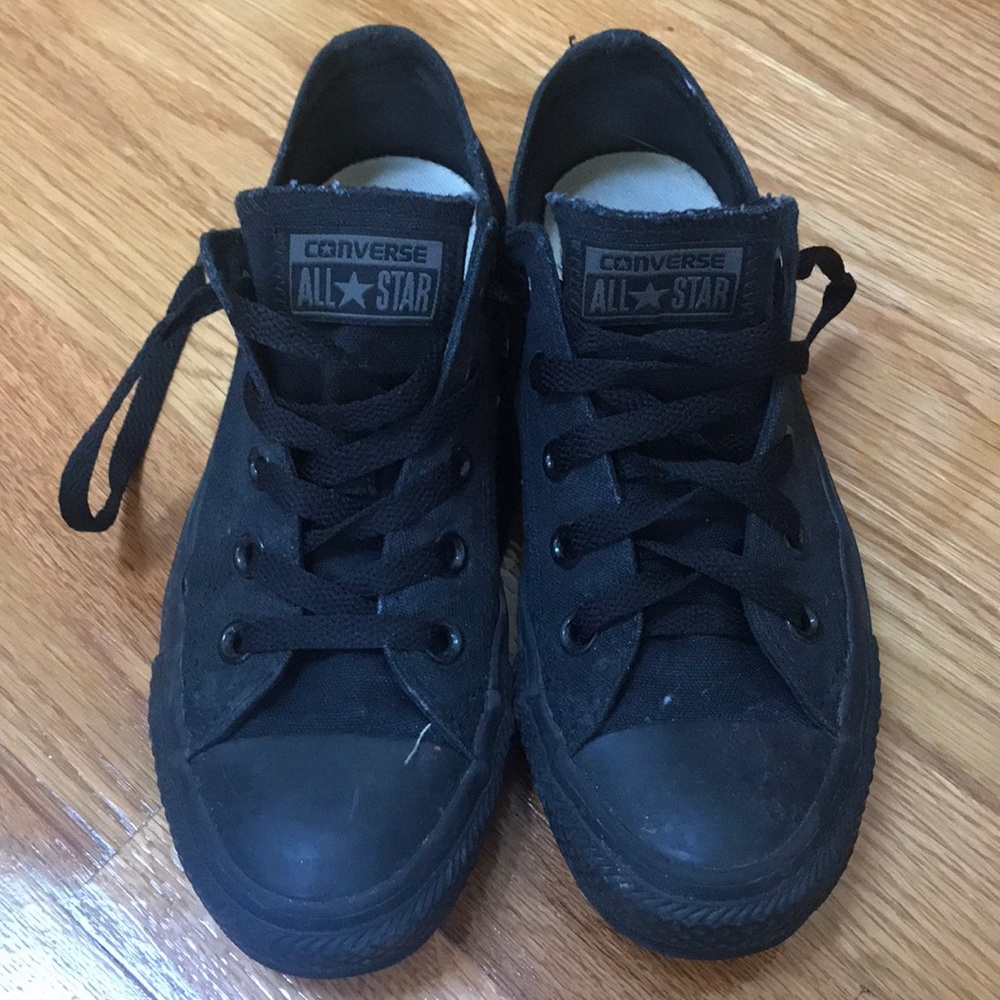 Low top black converse